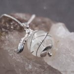 Galaxy Feather – Tierhaar-Anhänger mit Silberfeder