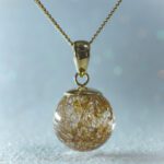 Anhänger mit Tierhaar und Blattgold-Flocken. Gestreute Legeart. Material: 925 Sterlingsilber vergoldet