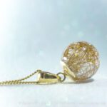 Anhänger mit Tierhaar und Blattgold-Flocken. Gestreute Legeart. Material: 925 Sterlingsilber vergoldet