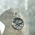 Tierhaarschmuck Cabochon-Medaillon klein mit einer Haarsträhne Ihres Tieres, gefasst in 925 Sterlingsilber