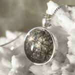 Echtgold Fassung mit Tierhaarschmuck in 9 Karat Weißgold