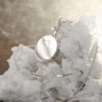 Echtgold Fassung mit Tierhaarschmuck in 9 Karat Weißgold - Rückseite