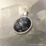 Echtgold Fassung mit Tierhaarschmuck in 9 Karat Weißgold