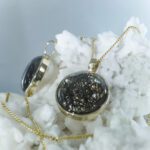 Medaillon mit Tierhaar in Echtgold gefasst