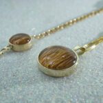 Medaillon und Armkettchen mit Tierhaar in Echtgold gefasst