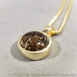 Medaillon aus massivem Gold mit einer Haarsträhne Ihres Tieres. Edle 333 Gelbgold-Fassung mit dekorativer Schmuckschlaufe