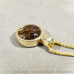 Medaillon aus massivem Gold mit einer Haarsträhne Ihres Tieres. Edle 333 Gelbgold-Fassung mit dekorativer Schmuckschlaufe