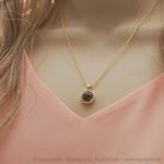 Medaillon aus massivem Gold mit einer Haarsträhne Ihres Tieres. Edle 333 Gelbgold-Fassung mit dekorativer Schmuckschlaufe. Mit 333 Zopfkette.