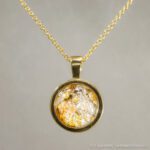 Equiartes Erinnerungsschmuck Anhänger Kallisto - mit Haar und Asche, gefasst in 585 Gelbgold an Ankerkette