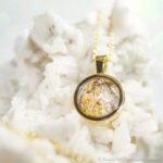 Equiartes Erinnerungsschmuck Anhänger Kallisto - mit Haar und Asche, gefasst in 585 Gelbgold an Ankerkette