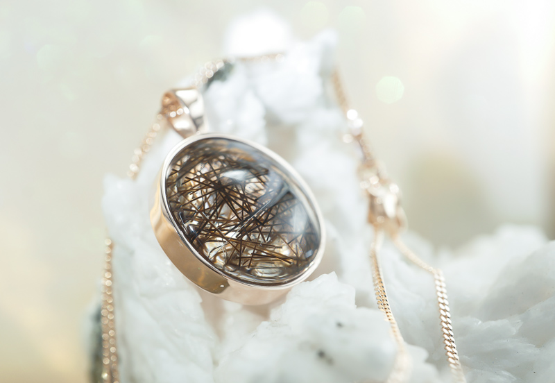 Cabochon mit Tierhaar, gefasst in 585 Rotgold
