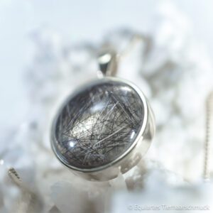 Tierhaarschmuck Medaillon Jupiter light in 9KT Weißgold gefasst - Legeart gestreut, Katzenhaar