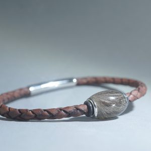 Herrenarmband mit Equibead Long L an geflochtenem 4 mm Lederband mit Edelstahl-Kippverschluss