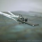 Tierhaarschmuck BlackBar von Equiartes® Schwarz rhodinierter gravierbarer Stab mit Minicabochon und echtem Meteoritstaub.