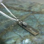 Tierhaarschmuck BlackBar von Equiartes® Schwarz rhodinierter gravierbarer Stab mit Minicabochon und echtem Meteoritstaub.