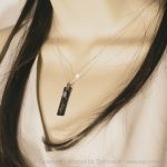 Tierhaarschmuck BlackBar von Equiartes® Schwarz rhodinierter gravierbarer Stab mit Minicabochon und echtem Meteoritstaub.