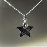 Tierhaarschmuck Blackstar von Equiartes® Schwarz rhodinierter Stern, gravierbar mit Minicabochon und echtem Meteoritstaub.