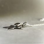 Tierhaarschmuck Blackstar von Equiartes® Schwarz rhodinierter Stern, gravierbar mit Minicabochon und echtem Meteoritstaub.