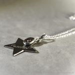 Tierhaarschmuck Blackstar von Equiartes® Schwarz rhodinierter Stern, gravierbar mit Minicabochon und echtem Meteoritstaub.