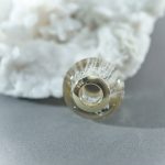 Die GOLDSTAR L Großlochperle - ein strahlendes Symbol für Tierliebe. Edles Design mit massiven Goldkernen, perfekt als Blickfang an Armbändern oder Ketten. Zeitlose Eleganz, die Ihre einzigartige Bindung hervorhebt.