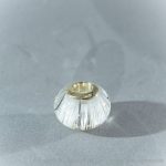 Die GOLDSTAR L Großlochperle - ein strahlendes Symbol für Tierliebe. Edles Design mit massiven Goldkernen, perfekt als Blickfang an Armbändern oder Ketten. Zeitlose Eleganz, die Ihre einzigartige Bindung hervorhebt.