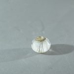 Die GOLDSTAR L Großlochperle - ein strahlendes Symbol für Tierliebe. Edles Design mit massiven Goldkernen, perfekt als Blickfang an Armbändern oder Ketten. Zeitlose Eleganz, die Ihre einzigartige Bindung hervorhebt.