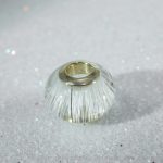 Die GOLDSTAR L Großlochperle - ein strahlendes Symbol für Tierliebe. Edles Design mit massiven Goldkernen, perfekt als Blickfang an Armbändern oder Ketten. Zeitlose Eleganz, die Ihre einzigartige Bindung hervorhebt.