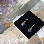 Brautschmuck von Equiartes mit Tierdrops: facettierte Ohrhänger mit edlen Brisuren mit Tropfen-Applikation