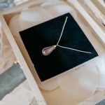 Brautschmuck mit Tierdrops: Halskette in glatt polierter Tropfenform an Sterlingsilber Venezianerkette