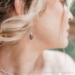 Brautschmuck von Equiartes mit Tierdrops: facettierte Ohrhänger mit edlen Brisuren mit Tropfen-Applikation