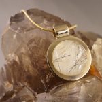 Echtgold Anhänger Saturn S mit Tierhaar-Cabochon.