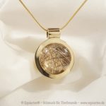 Echtgold Anhänger Saturn S mit Tierhaar-Cabochon.