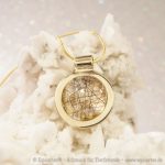 Echtgold Anhänger Saturn S mit Tierhaar-Cabochon.