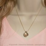 Echtgold Anhänger Saturn S mit Tierhaar-Cabochon.