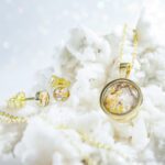 Equiartes Erinnerungsschmuck Anhänger Kallisto und 4 mm Ohrstecker mit Haar und Asche, gefasst in 585 Gelbgold an Ankerkette