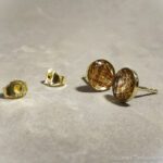 Edle Ohrstecker mit Tierhaar oder Asche, gefasst in massivem 585 (14 Karat) Gelbgold - Equiartes®