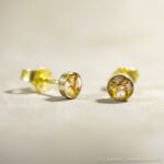 Edle Ohrstecker mit Tierhaar oder Asche, gefasst in massivem 585 (14 Karat) Gelbgold - Equiartes®