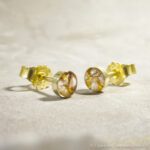 Edle Ohrstecker mit Tierhaar oder Asche, gefasst in massivem 585 (14 Karat) Gelbgold - Equiartes®