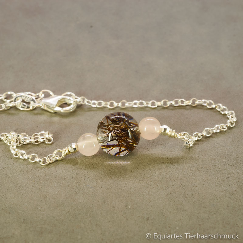 equiartes-tierhaarschmuck-armkettchen-orion-mit-rosenquarz-1 Armkettchen Orion Silber mit Tierhaar und Rosenquarz. Haare gestreut.