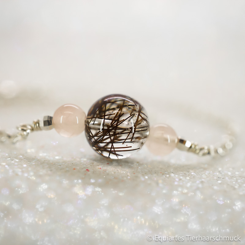 equiartes-tierhaarschmuck-armkettchen-orion-mit-rosenquarz-2 Silber mit Tierhaar und Rosenquarz. Haare gestreut.