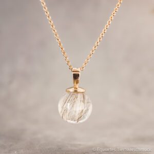 Tierhaarschmuck Kugel-Anhänger Andromeda S - 10mm an Echtgoldschlaufe aus 585 Rotgold - von Equiartes€ - Gestreute Legeart