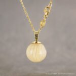 Tierhaarschmuck Kugel-Anhänger Andromeda M - 12mm an Echtgoldschlaufe aus 585 Gelbgold - von Equiartes® - Gerade Legeart