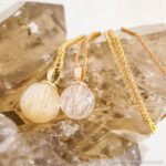 ierhaarschmuck Kugel-Anhänger Andromeda S und M - 10 und 12mm an Echtgoldschlaufe aus 585 Gelbgold und 585 Rotgold- von Equiartes® - Gerade und gestreute Legeart